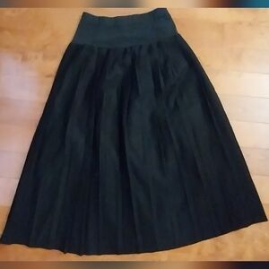 Elegant Black Pleated Skirt